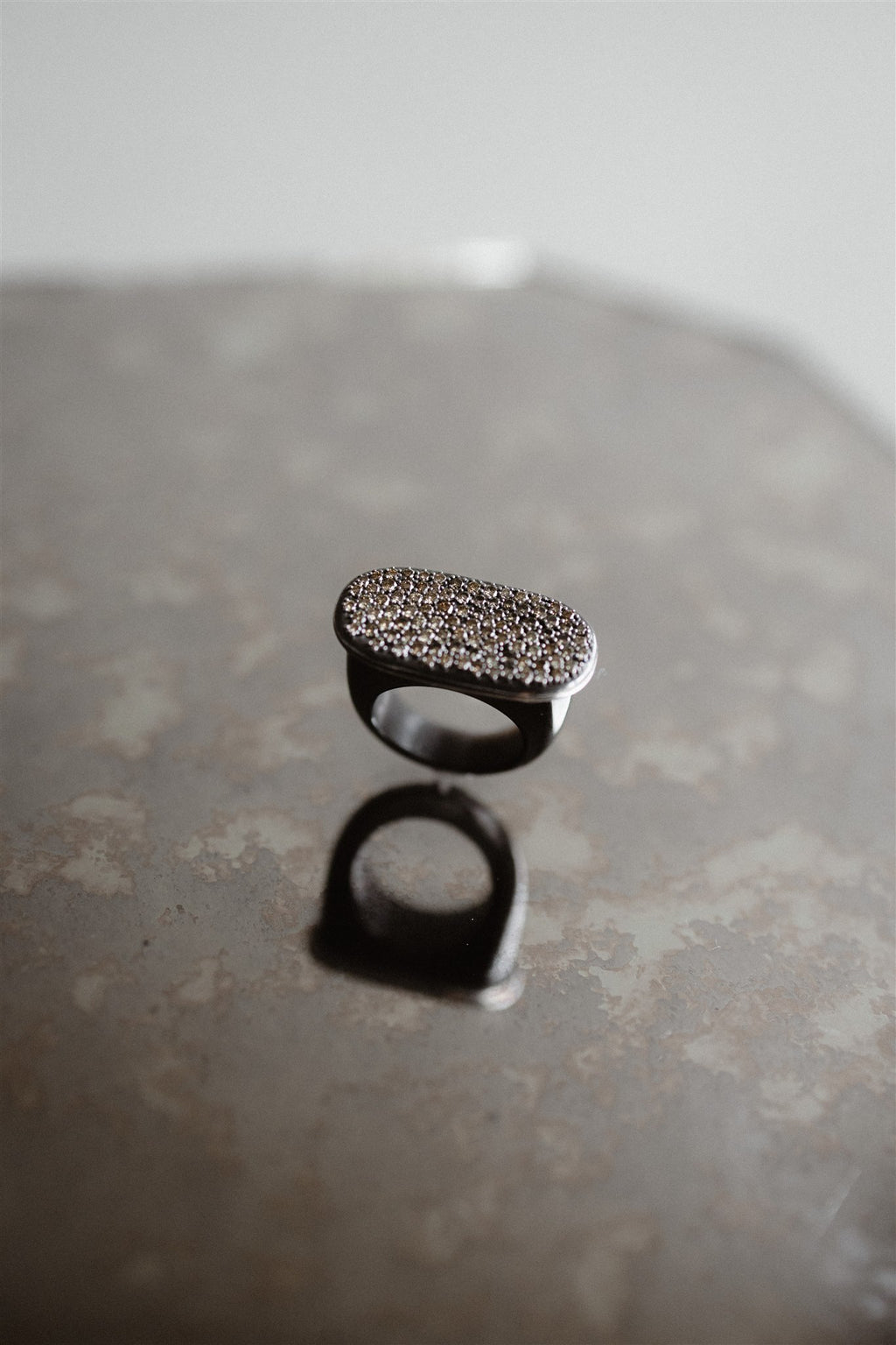 Anillo de obsidiana en oro blanco rodinado con diamantes brown