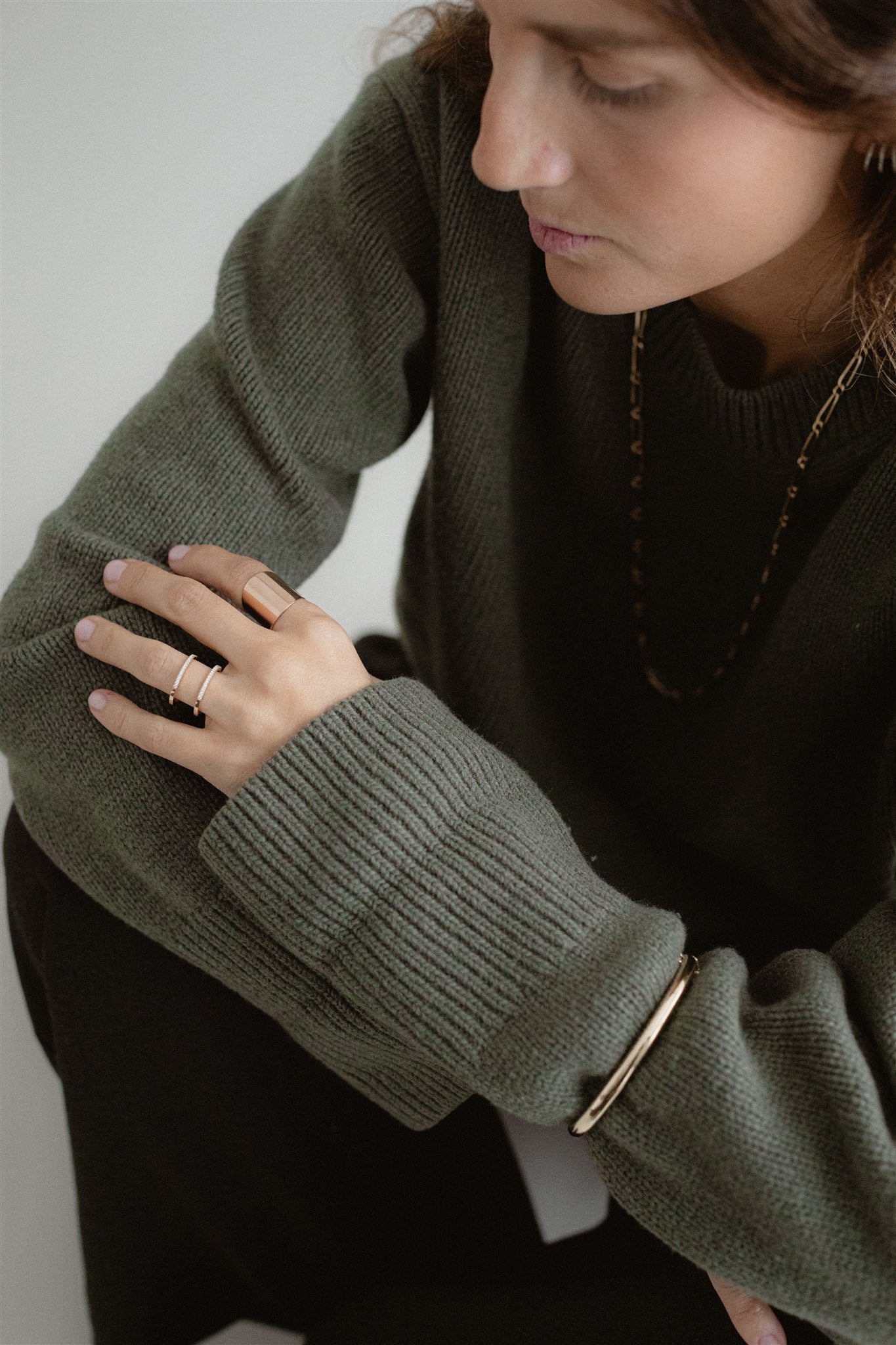 Anillo doble alianza en oro amarillo con brillantes