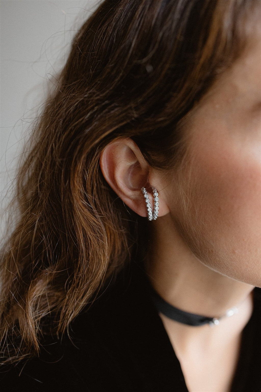 Pendientes dobles en V de oro blanco con brillantes