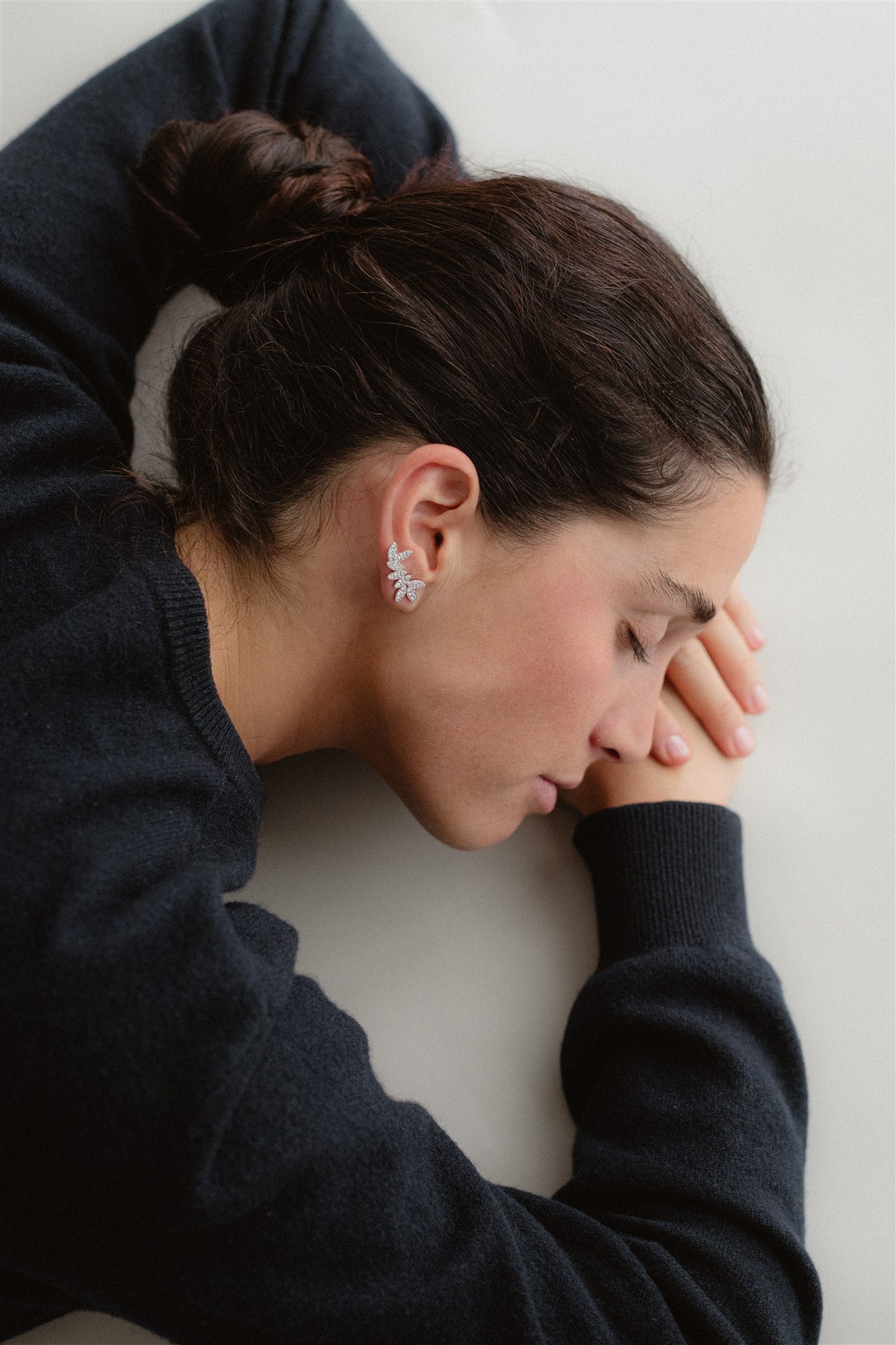 Pendientes trepadores hojas de oro blanco y brillantes