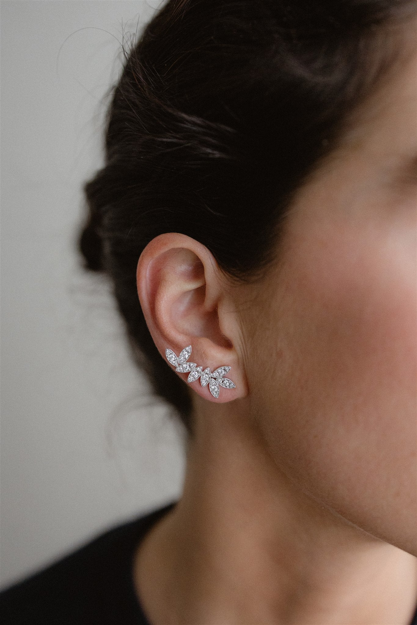 Pendientes trepadores hojas de oro blanco y brillantes