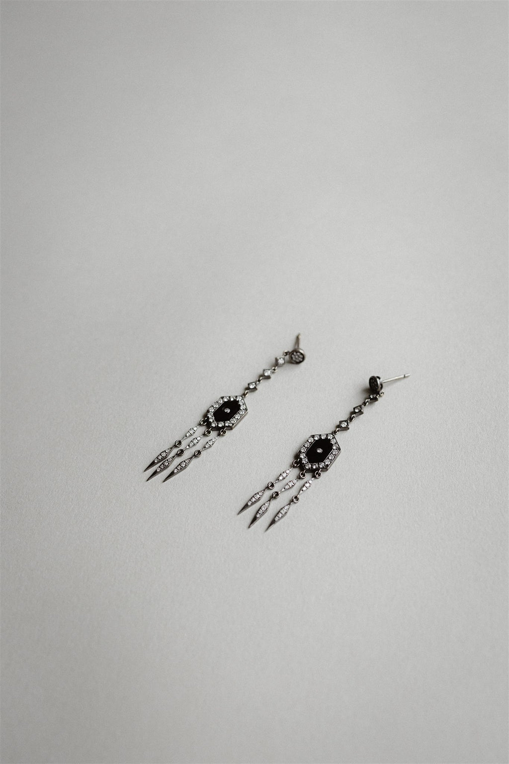 Pendientes largos hexagonales de oro blanco rodinado