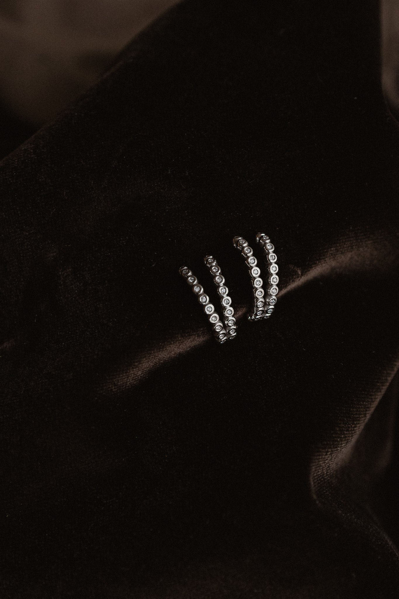 Pendientes dobles en V de oro blanco con brillantes