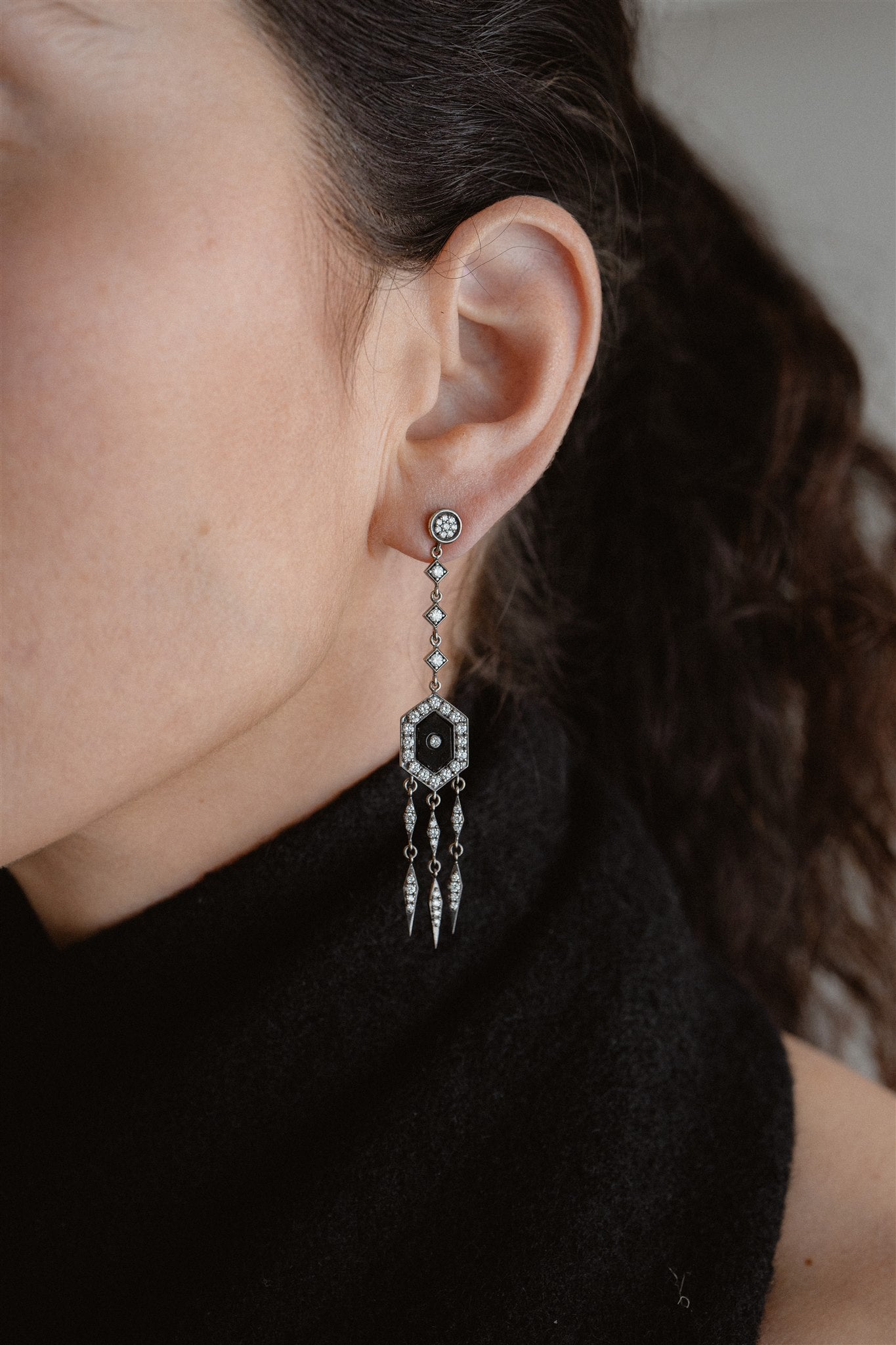 Pendientes largos hexagonales de oro blanco rodinado