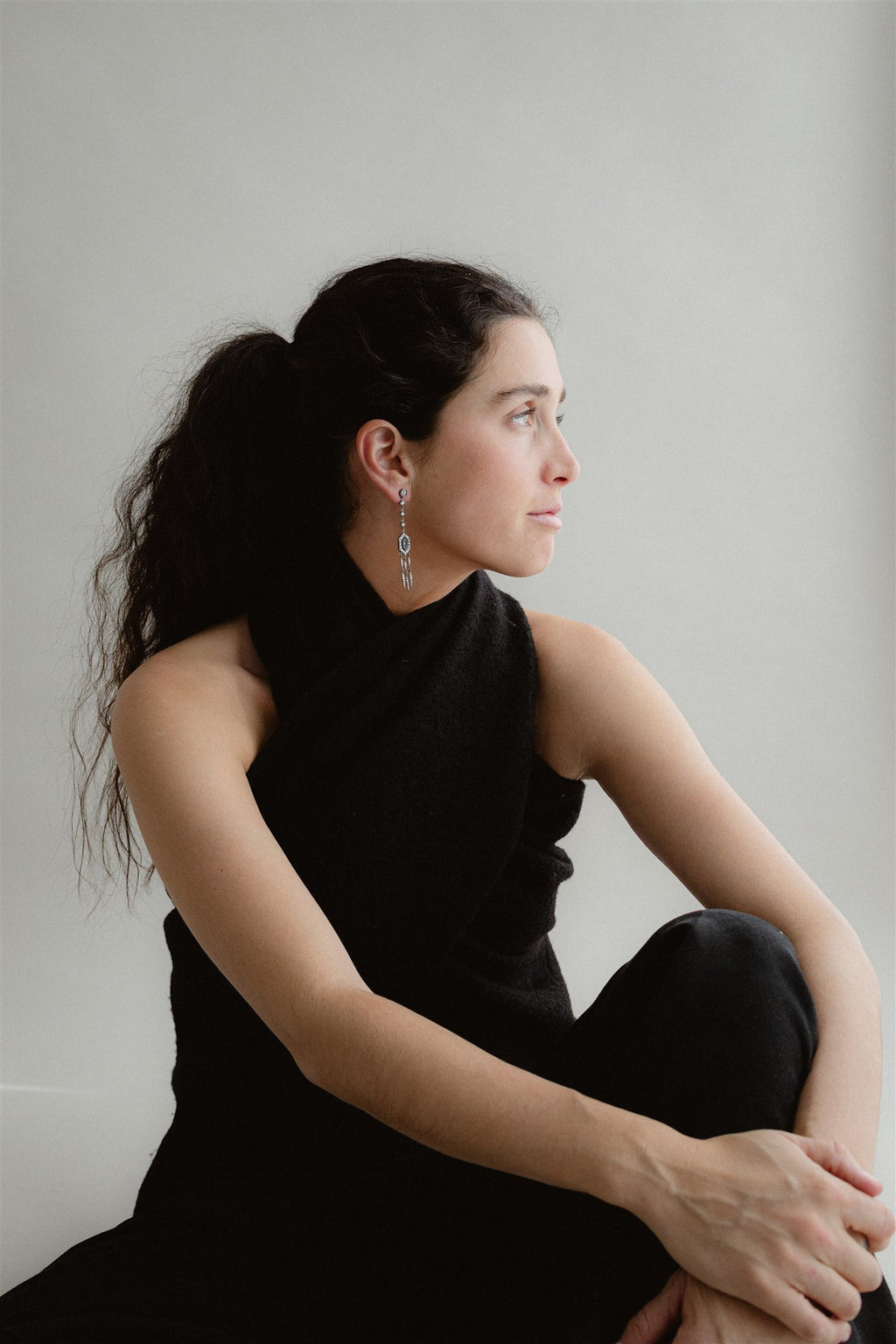 Pendientes largos hexagonales de oro blanco rodinado