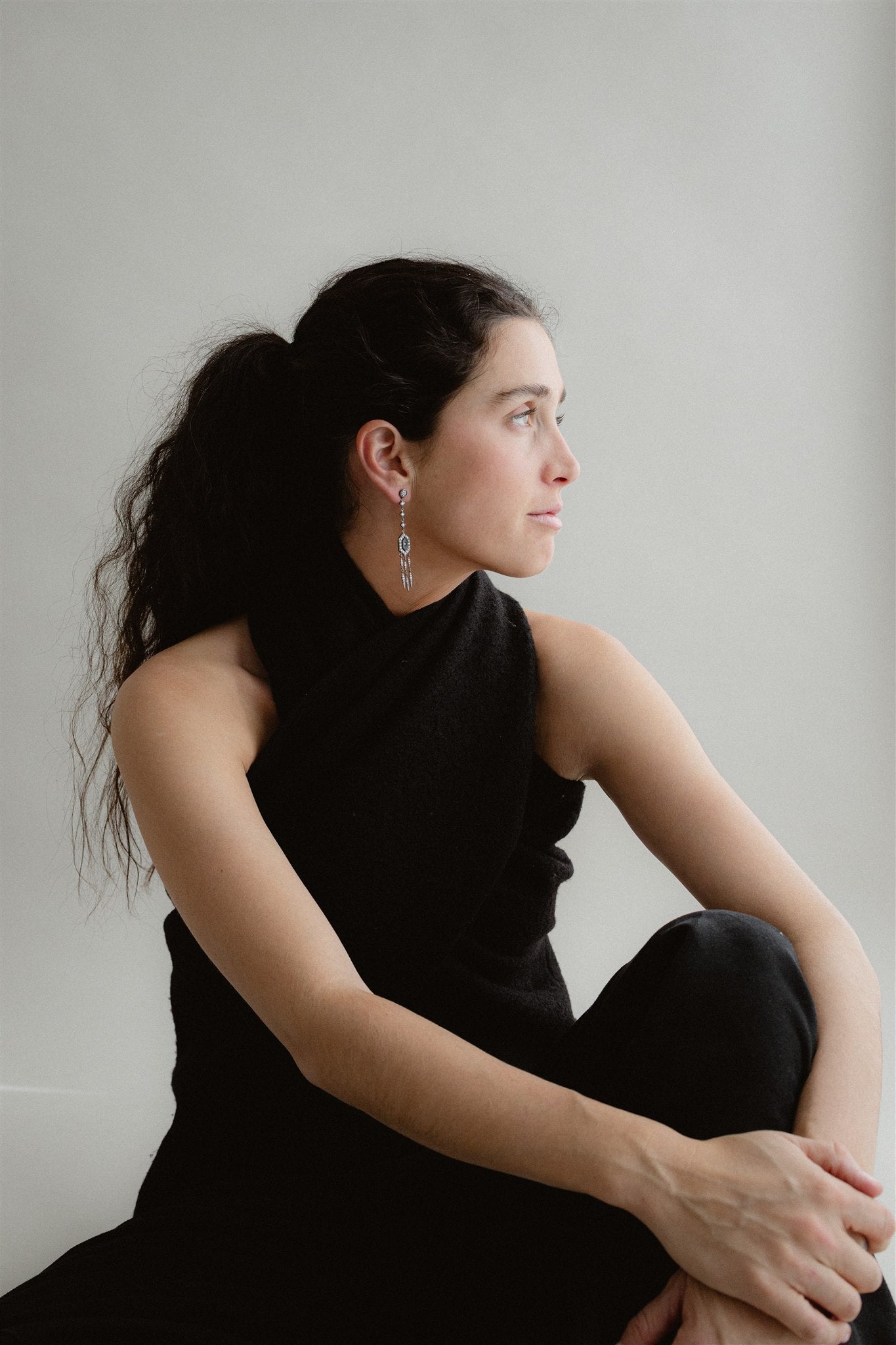 Pendientes largos hexagonales de oro blanco rodinado