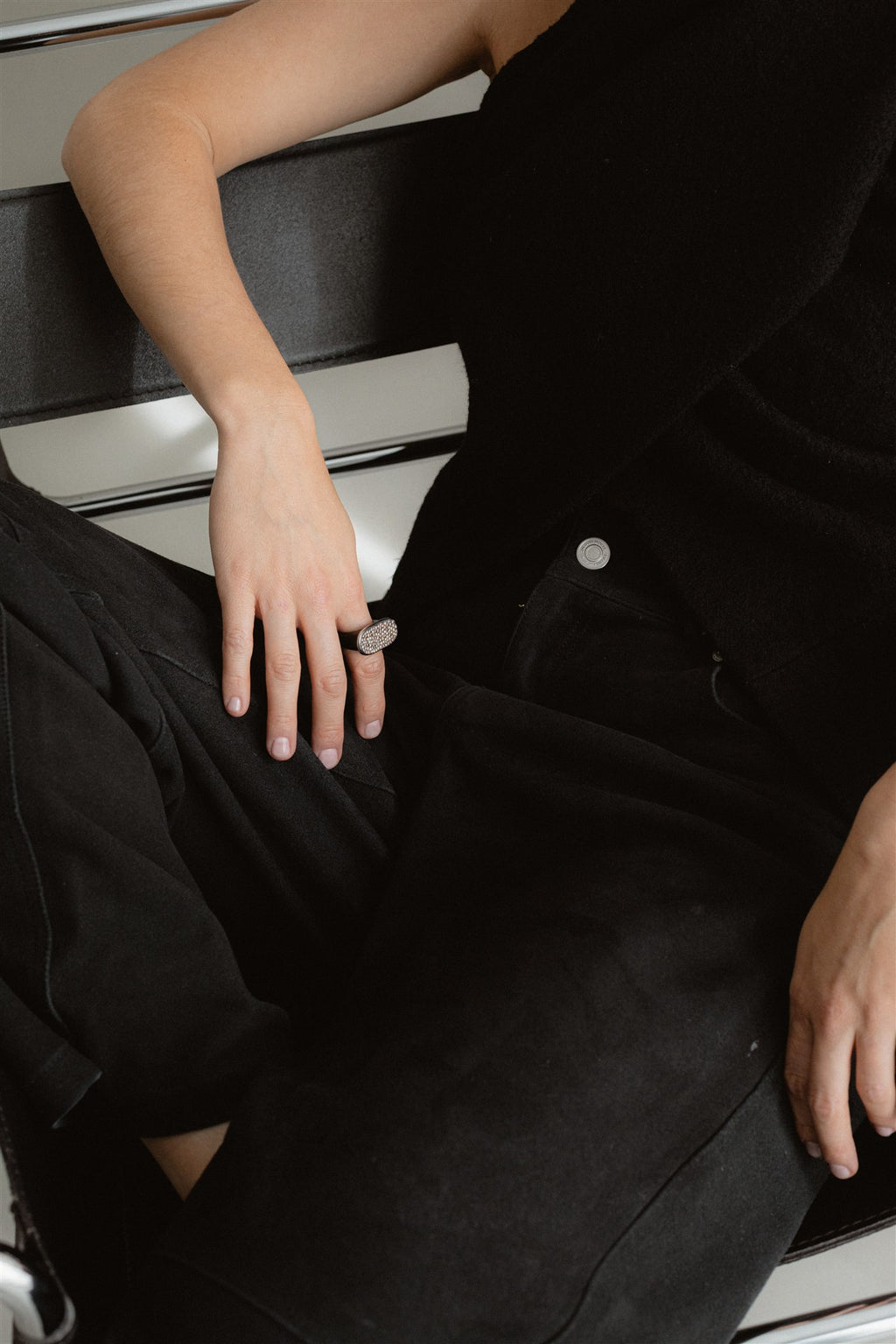 Anillo de obsidiana en oro blanco rodinado con diamantes brown