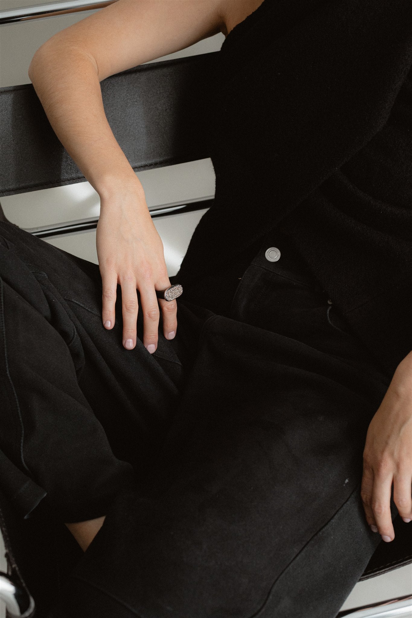 Anillo de obsidiana en oro blanco rodinado con diamantes brown