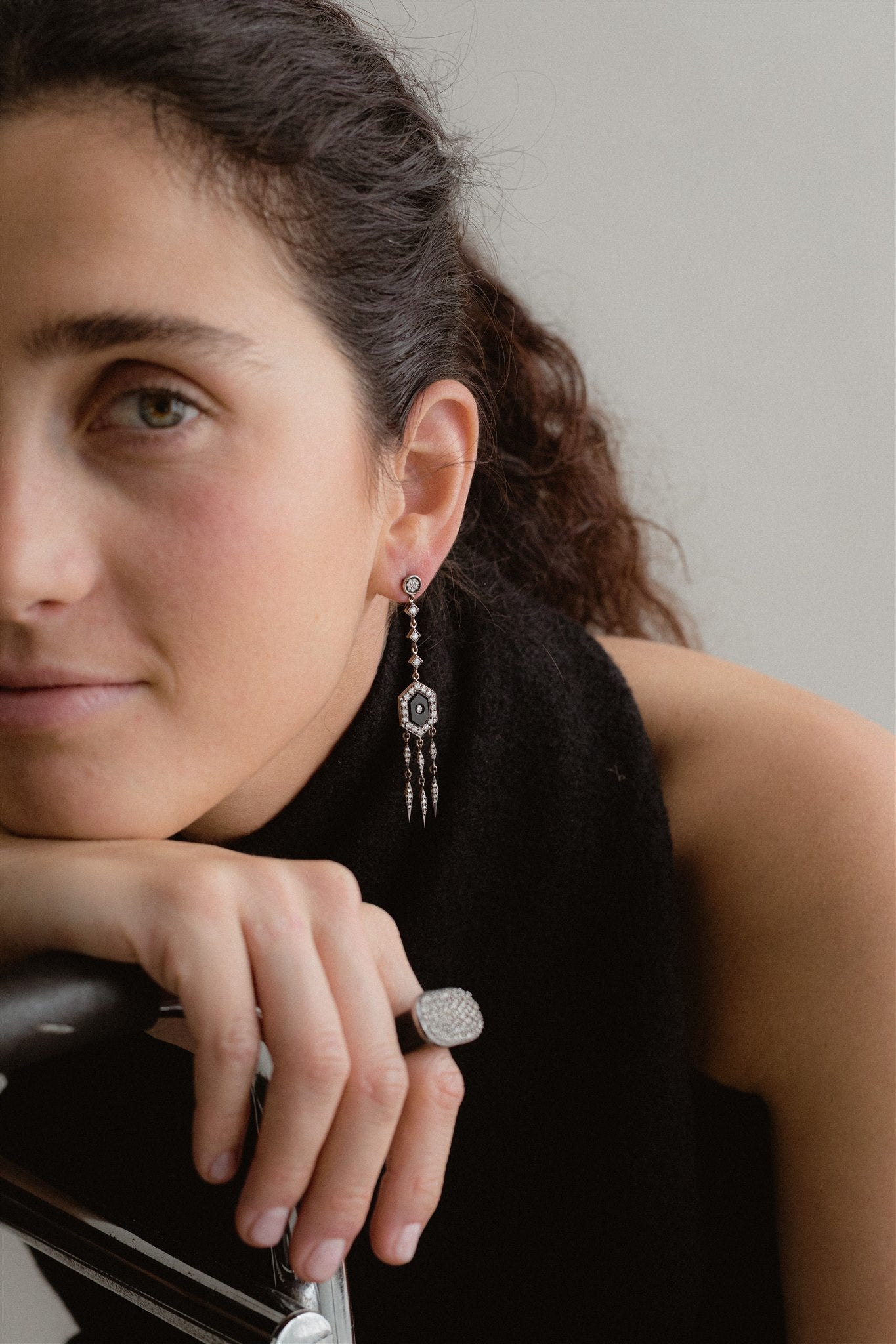 Anillo de obsidiana en oro blanco rodinado con diamantes brown