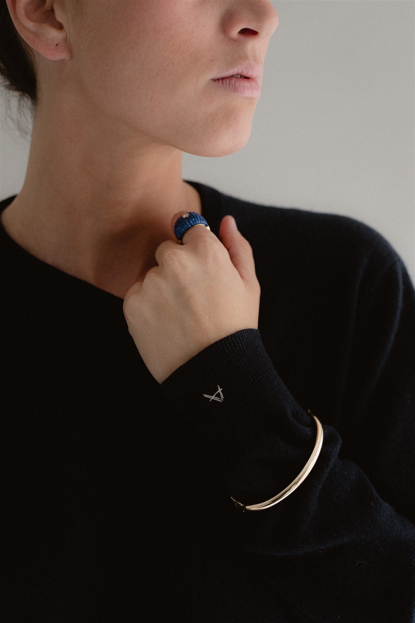 Pulsera de aro ovalado de oro