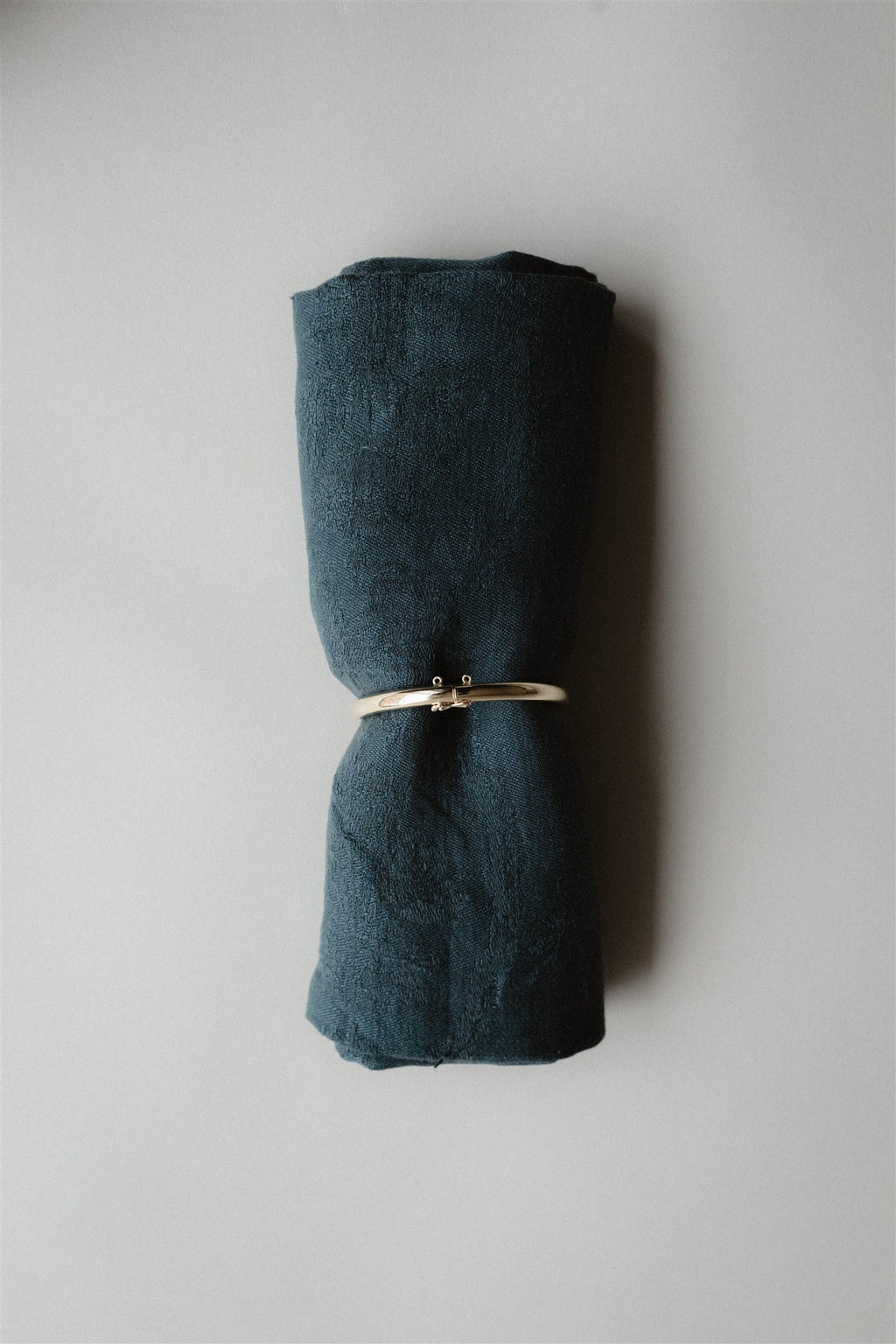 Pulsera de aro ovalado de oro