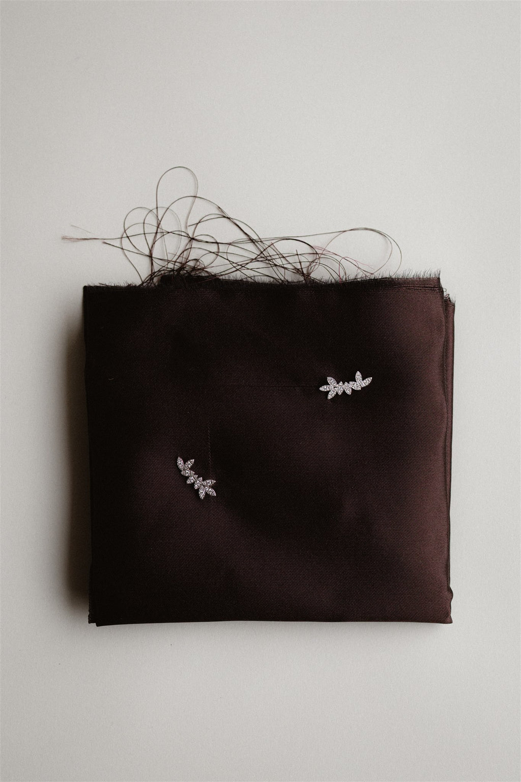 Pendientes trepadores hojas de oro blanco y brillantes