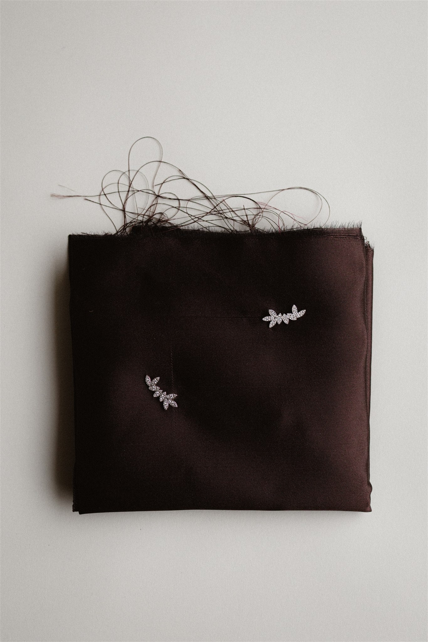 Pendientes trepadores hojas de oro blanco y brillantes