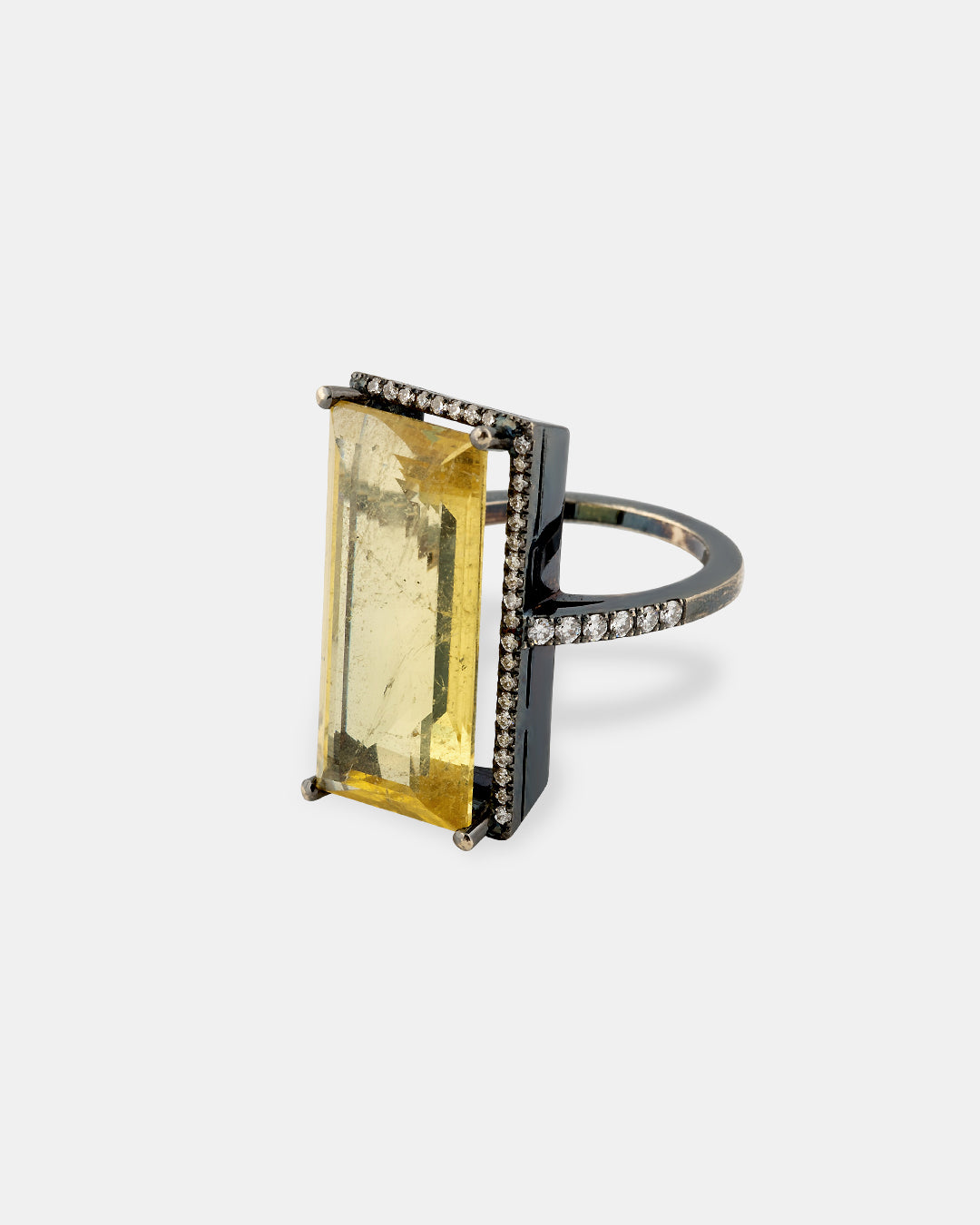 Anillo berilio amarillo con brillantes en rodio negro