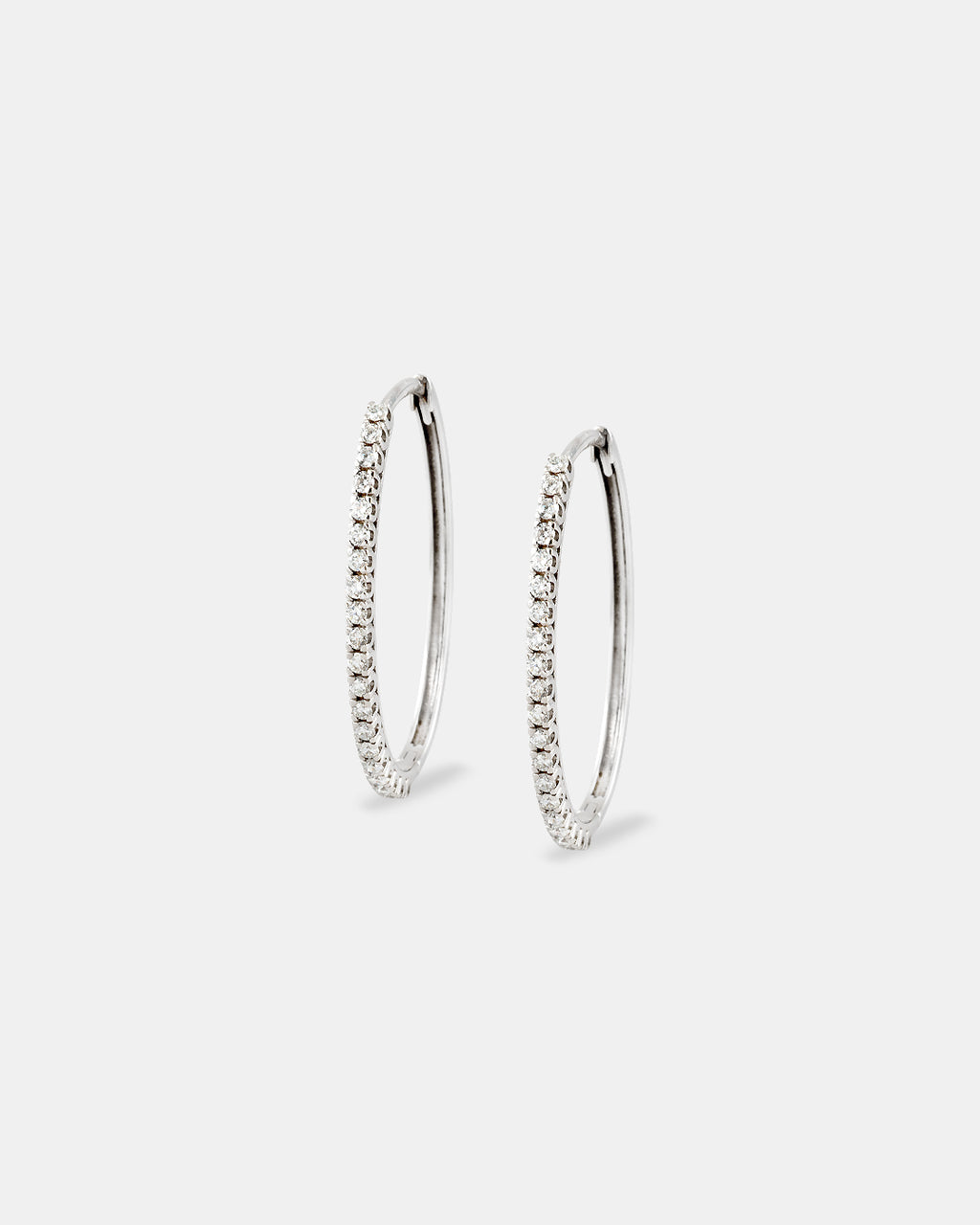 Pendientes de aro ovalado en oro blanco